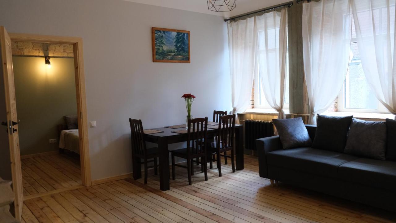Historic Apartment With Wooden Floors In The Hearth Of Old-Town Riga Esterno foto