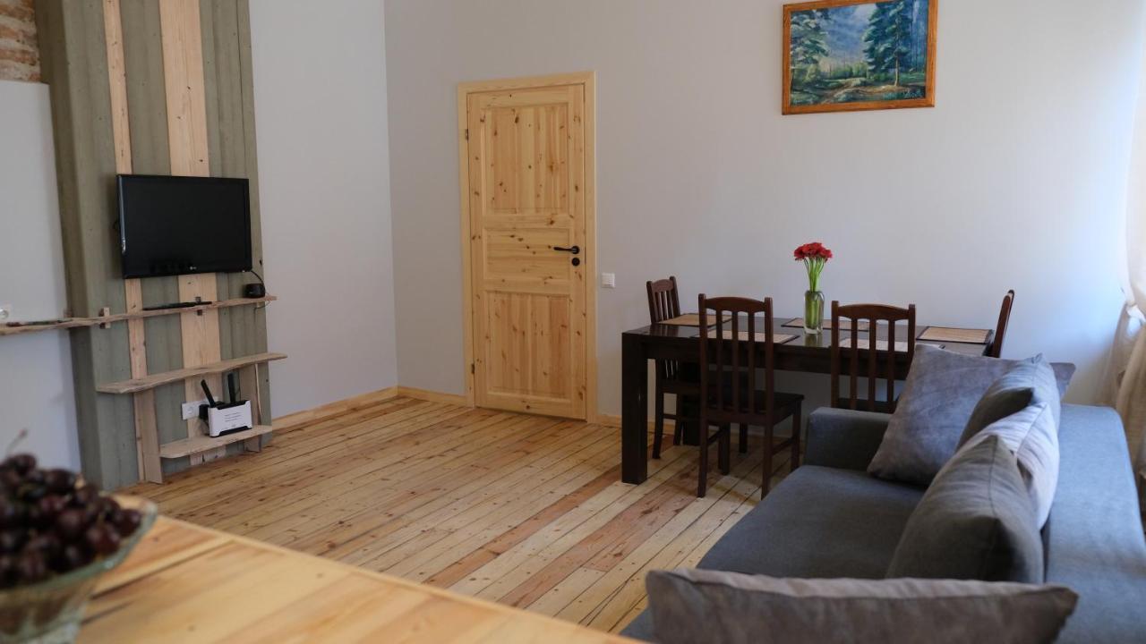 Historic Apartment With Wooden Floors In The Hearth Of Old-Town Riga Esterno foto